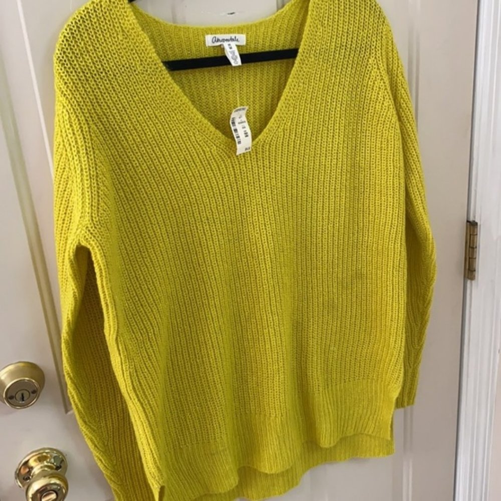 Aeropostale size Medium yellow sweater v neck comfy cozy winter mustard